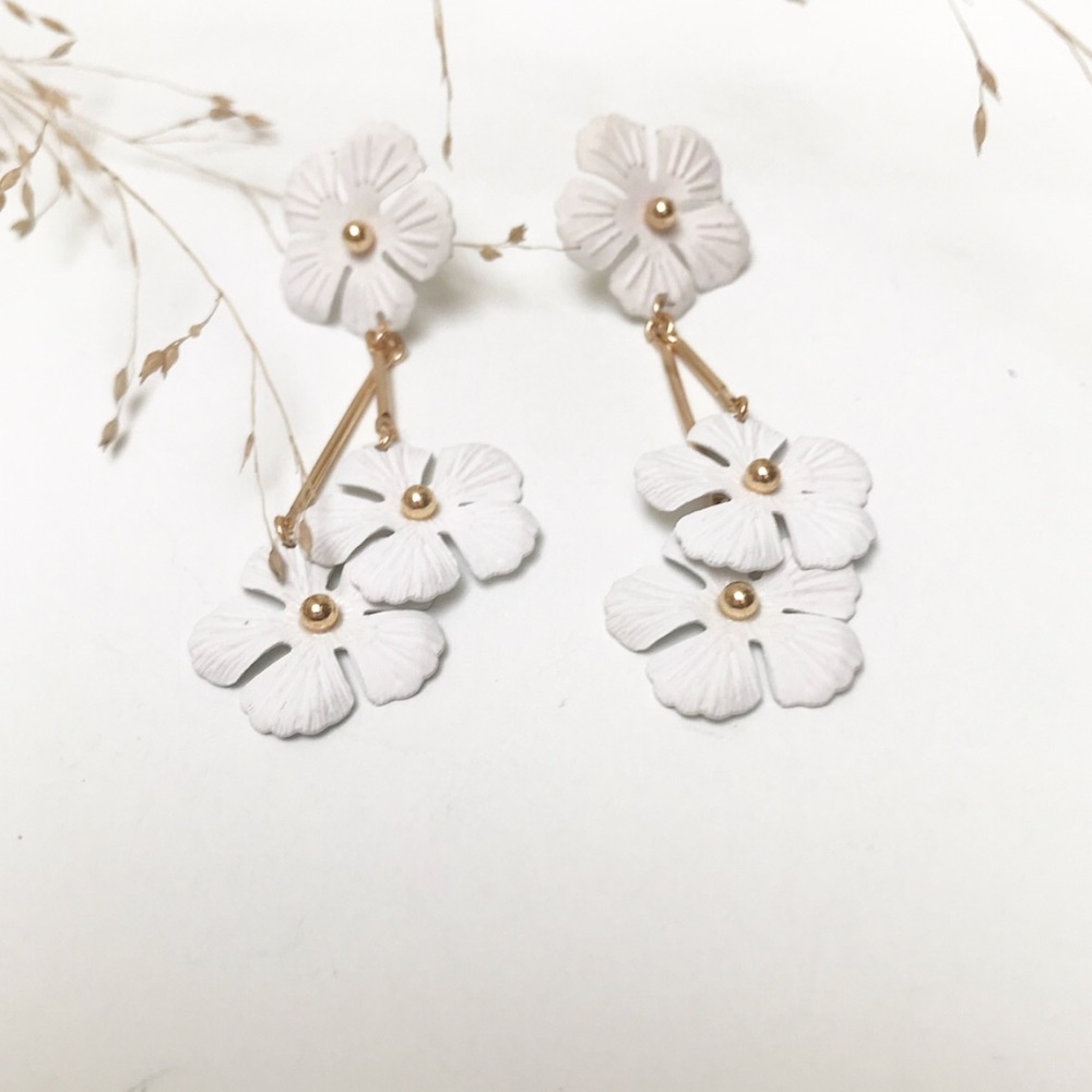 White Flower Earrings Gold